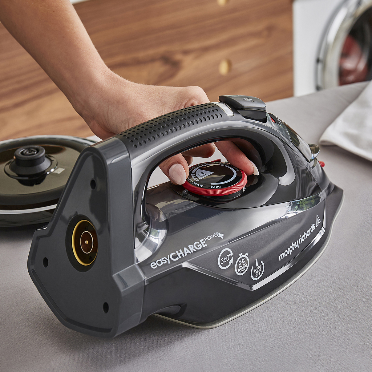 Easy-Charge Power and Cordless Steam Iron