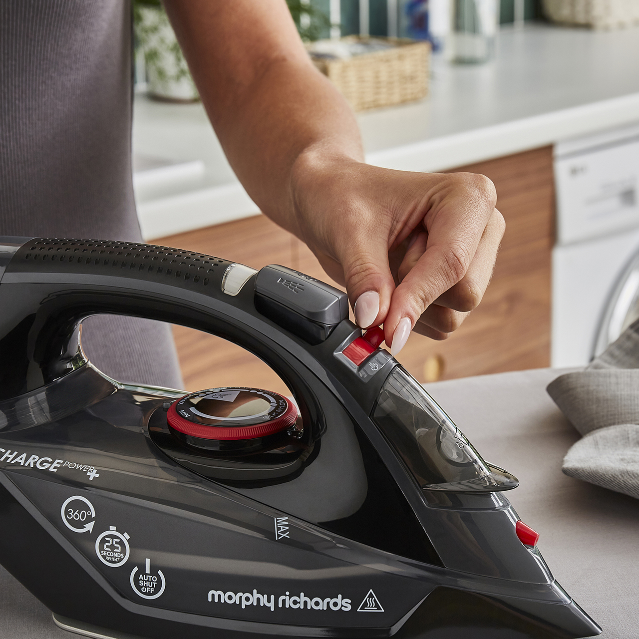 Easy-Charge Power and Cordless Steam Iron