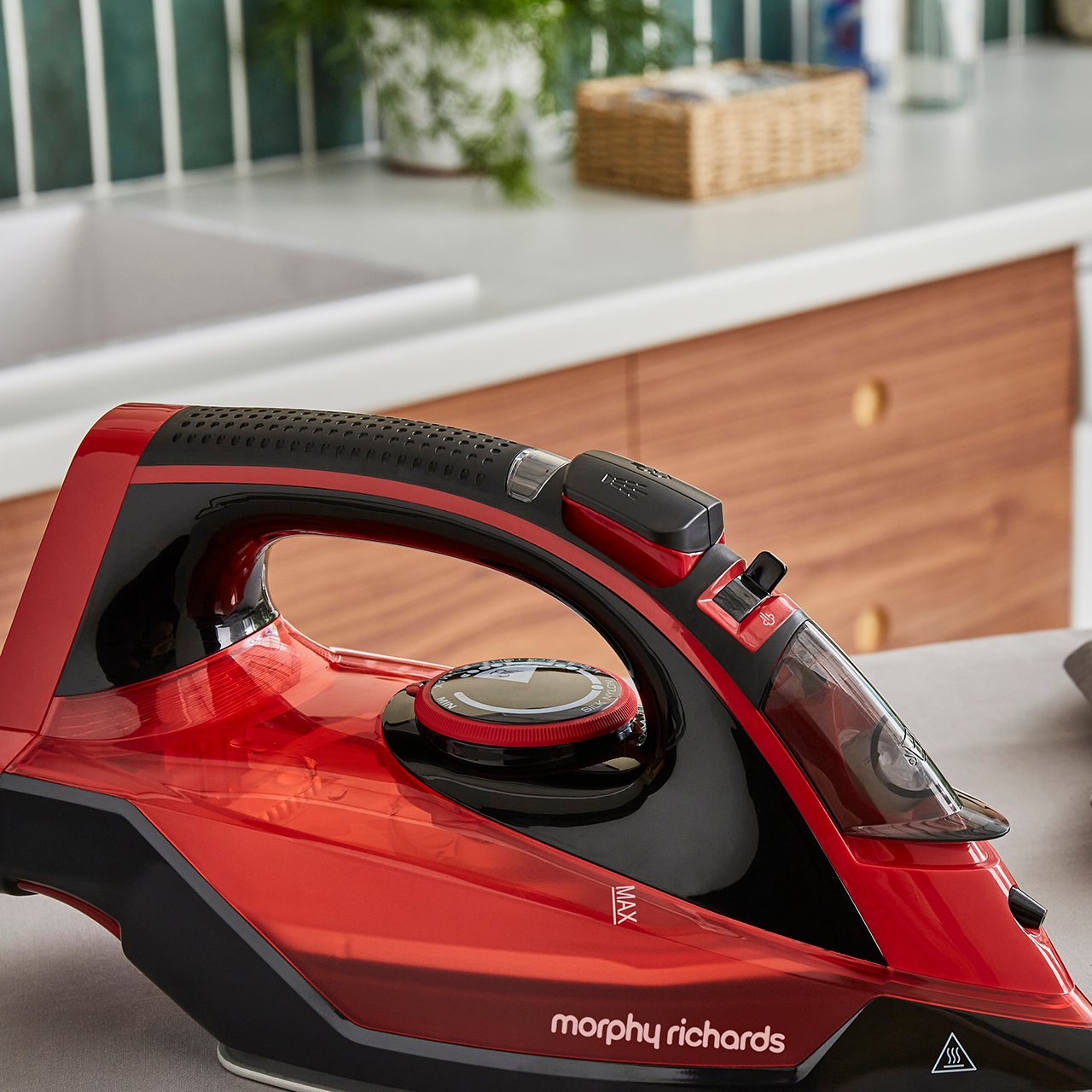 Easy-Charge Power and Cordless Steam Iron