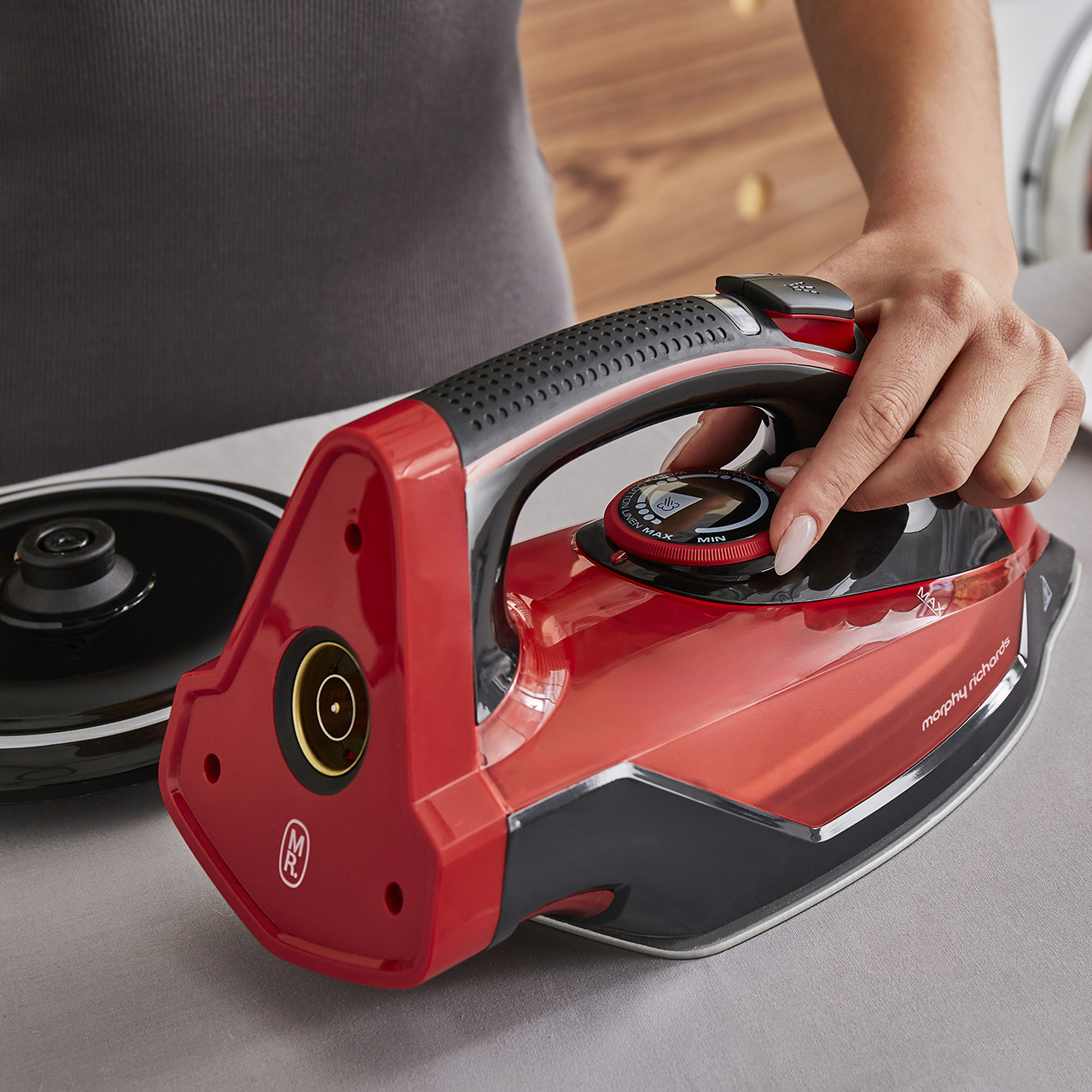 Easy-Charge Power and Cordless Steam Iron