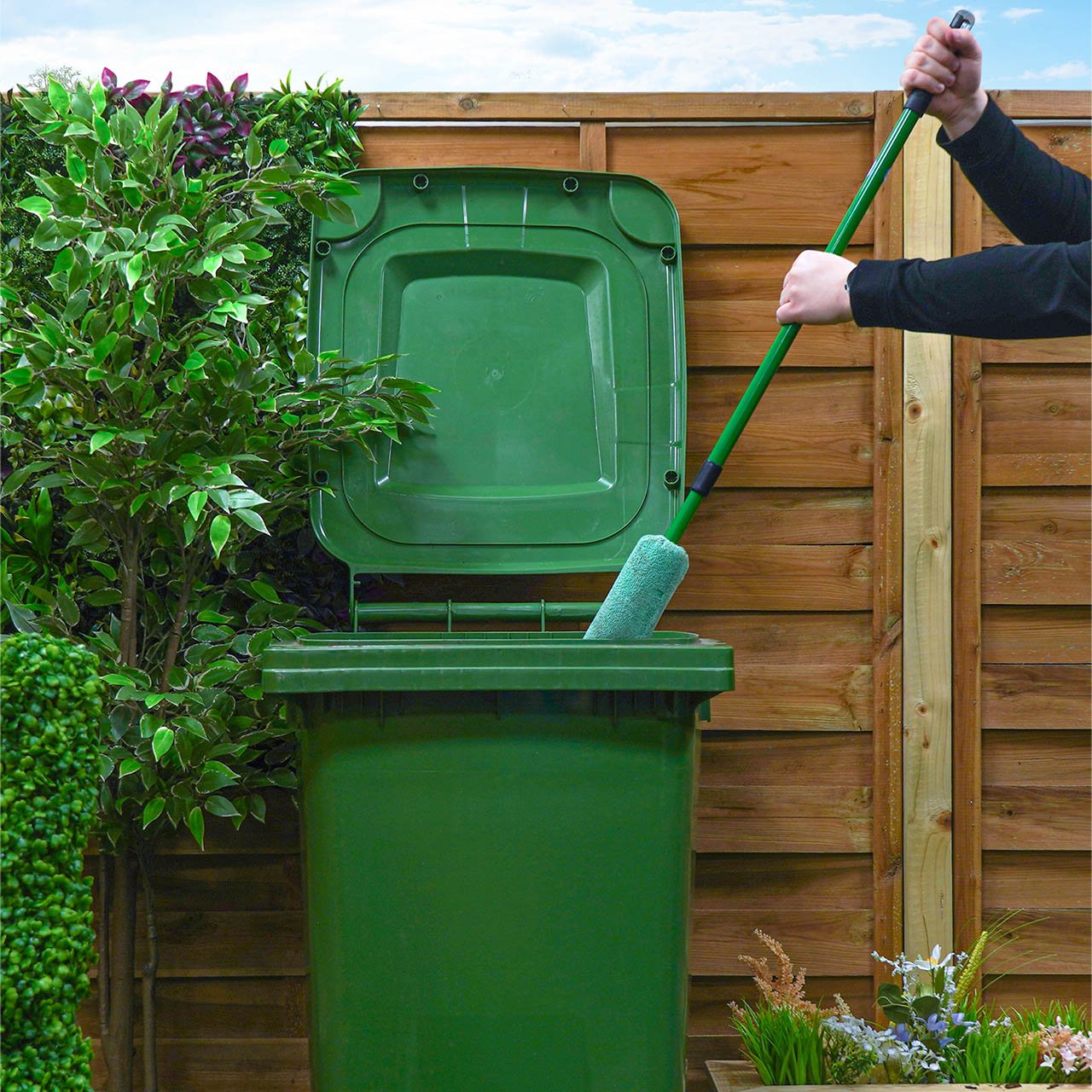 Telescopic Wheelie Bin Cleaner